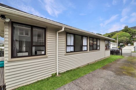 Photo of property in 32 Victory Crescent, Tawa, Wellington, 5028