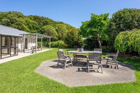 Photo of property in 16 Iti Grove, Waikanae, 5036