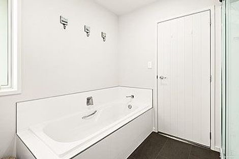 Photo of property in 17 Modello Lane, Waiuku, 2123