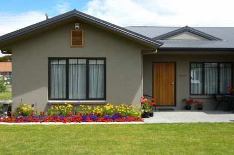 Photo of property in Woodlands Villas, 17a Sherwill Street East, Feilding, 4702