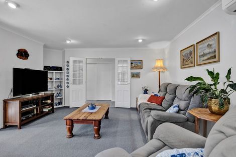 Photo of property in 6 Mayfair Place, Westown, New Plymouth, 4310