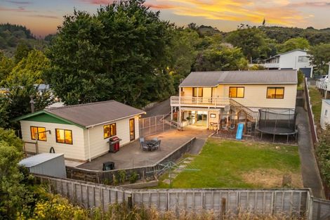 Photo of property in 2 Oaklands Grove, Clouston Park, Upper Hutt, 5018