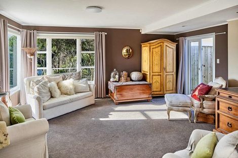 Photo of property in 76 Grays Road, Camborne, Porirua, 5026