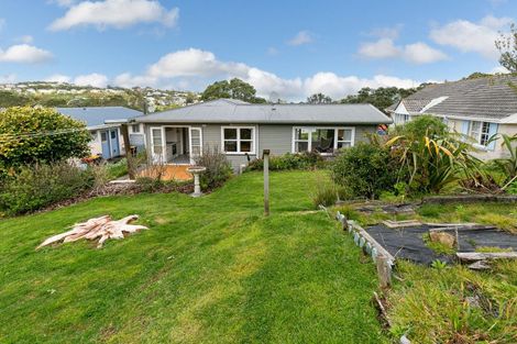Photo of property in 16 Stewart Drive, Newlands, Wellington, 6037