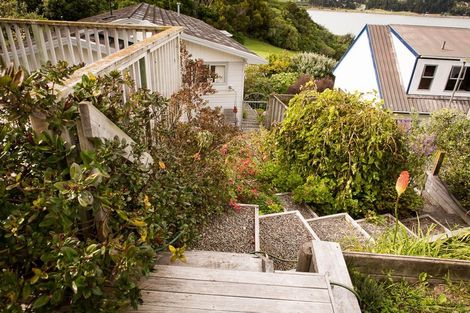 Photo of property in 15 Gloaming Hill, Titahi Bay, Porirua, 5022