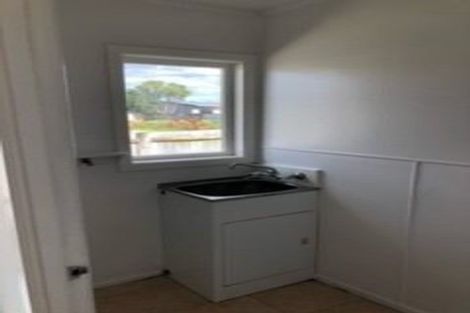 Photo of property in 51 Beach Road, Te Atatu Peninsula, Auckland, 0610