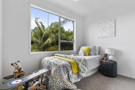 Photo of property in 32 Archmillen Avenue, Pakuranga Heights, Auckland, 2010