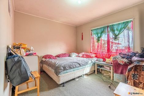 Photo of property in 2/12 De Bloge Place, Clendon Park, Auckland, 2103