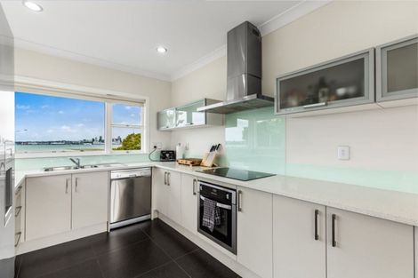 Photo of property in 39 Sylvan Avenue, Northcote, Auckland, 0627