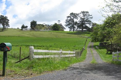 Photo of property in 18 Annett Road, Kumeu, 0891