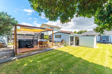 Photo of property in 57 Divich Avenue, Te Atatu South, Auckland, 0610