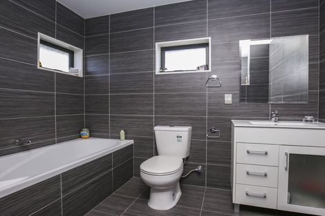 Photo of property in 14 Midhurst Avenue, Henderson, Auckland, 0612