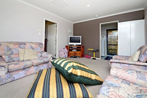 Photo of property in 16 Carisbrook Crescent, Papakura, 2110