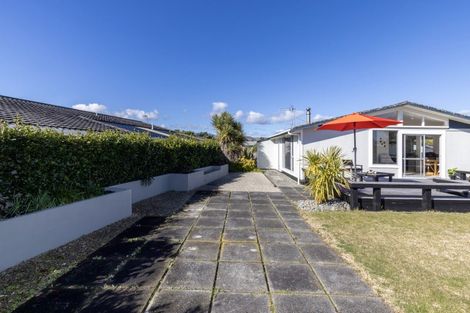 Photo of property in 11 Hadfield Place, Paraparaumu Beach, Paraparaumu, 5032