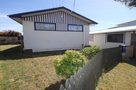 Photo of property in 40 Bancroft Terrace, Newlands, Wellington, 6037