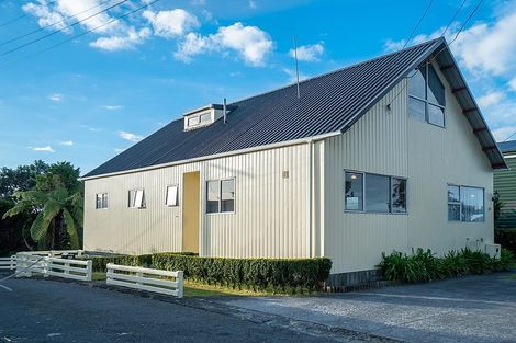 Photo of property in 100 Frankley Road, Frankleigh Park, New Plymouth, 4310