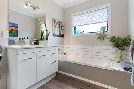 Photo of property in 8 Austin Reid Avenue, Carterton, 5713