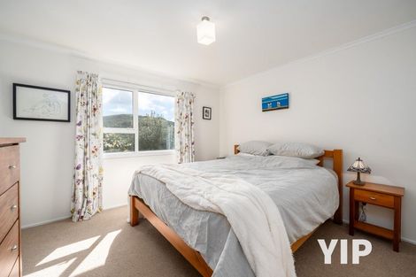 Photo of property in 4 Fernhaven Grove, Newlands, Wellington, 6037