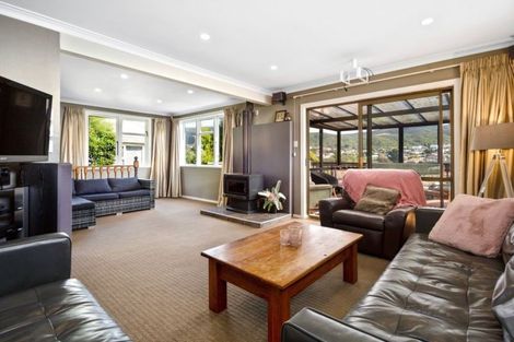 Photo of property in 40 Taylor Terrace, Tawa, Wellington, 5028