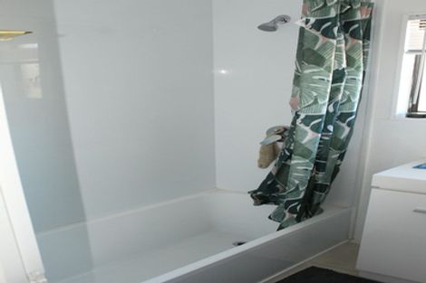 Photo of property in 1/9 Thistledew Place, Bayview, Auckland, 0629