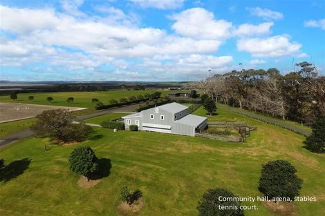 Photo of property in 1088 South Head Road, South Head, Helensville, 0874