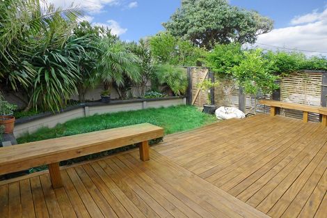 Photo of property in 1/50 Sylvan Avenue, Northcote, Auckland, 0627