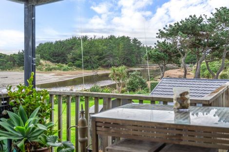 Photo of property in 21 Manga-pirau Street, Waikawa Beach, Manakau, 5573