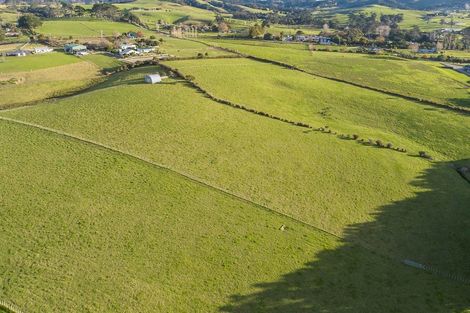 Photo of property in 290 Waitakere Road, Taupaki, 0782