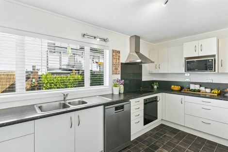 Photo of property in 13 Walton Road, Paraparaumu Beach, Paraparaumu, 5032