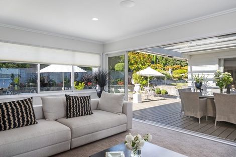 Photo of property in 15 Manahi Avenue, Kawaha Point, Rotorua, 3010