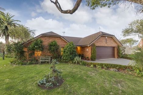 Photo of property in 1 The Oaks, Awapuni, Palmerston North, 4412