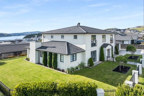 Photo of property in 88 Queen Charlotte Drive, Aotea, Porirua, 5024