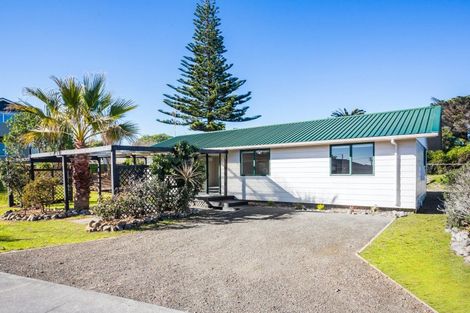 Photo of property in 16b Karaka Street, Otaki Beach, Otaki, 5512