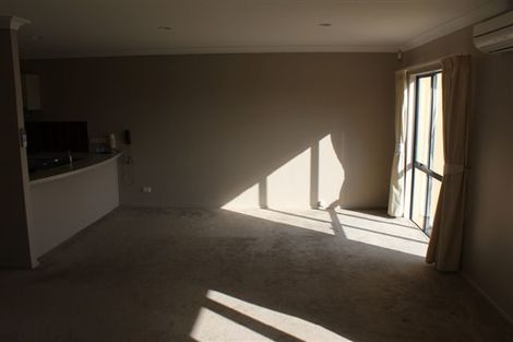 Photo of property in 2/14 Ponderosa Drive, Oteha, Auckland, 0632