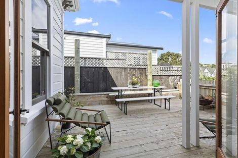 Photo of property in 82 Creswick Terrace, Northland, Wellington, 6012