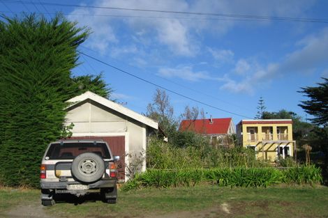 Photo of property in 28 Hona Street, Waikanae Beach, Waikanae, 5036