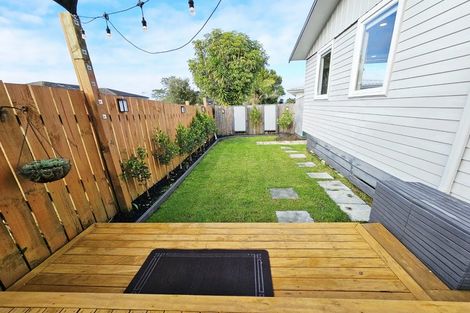 Photo of property in 3/93 Hobsonville Road, West Harbour, Auckland, 0618