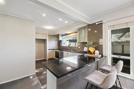 Photo of property in 19 Beach Road, Mellons Bay, Auckland, 2014