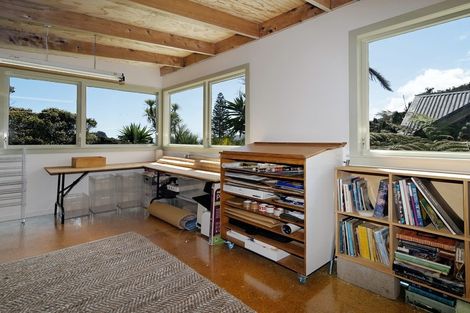 Photo of property in 5 Rayner Road, Piha, New Lynn, 0772