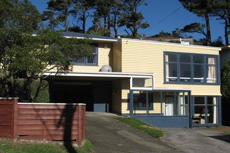 Photo of property in 4 Omega Street, Newlands, Wellington, 6037