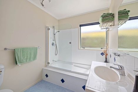 Photo of property in 1 Waterview Place, Haruru, 0204