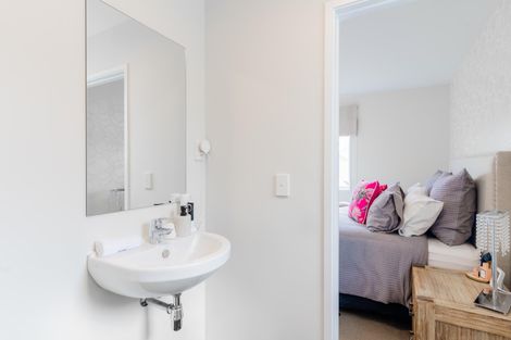 Photo of property in 5 Stitchbird Crescent, Papakura, 2110