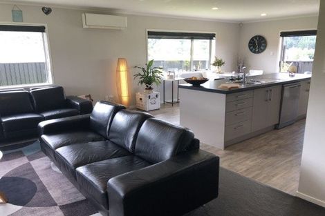 Photo of property in 86 Sunstone Crescent, Timberlea, Upper Hutt, 5018