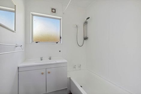 Photo of property in 13 Trias Road, Totara Vale, Auckland, 0629