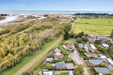 Photo of property in 12 Mckenzie Place, Waikuku Beach, 7402