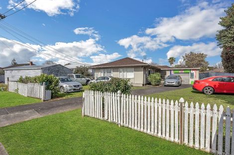 Photo of property in 1 Hill Crescent, Papakura, 2110