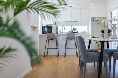 Photo of property in 3e Kingdale Road, Henderson, Auckland, 0610