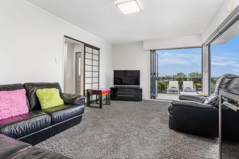 Photo of property in 30 Felgrove Street, Glendene, Auckland, 0602