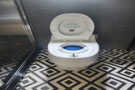 Photo of property in 1/2 Heathcote Road, Castor Bay, Auckland, 0620