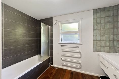 Photo of property in 5 Richmond Road, Mahina Bay, Lower Hutt, 5013